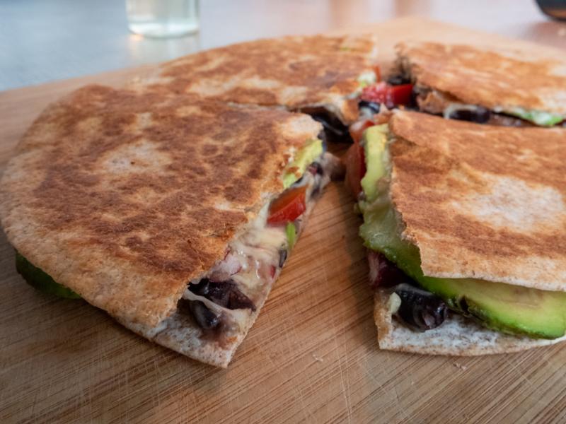 vegetarische-quesadilla-met-bonen-en-avocado