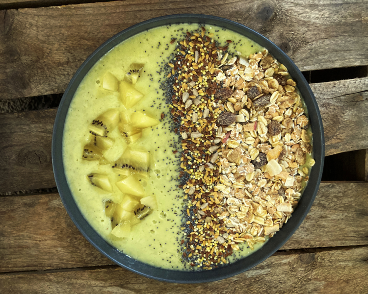 ontbijten-met-deze-smoothie-bowl-van-kiwi-banaan-en-avocado
