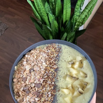 recept-smoothie-bowl-van-kiwi-banaan-en-avocado