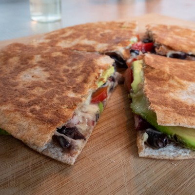 vegetarische-quesadilla-met-bonen-en-avocado