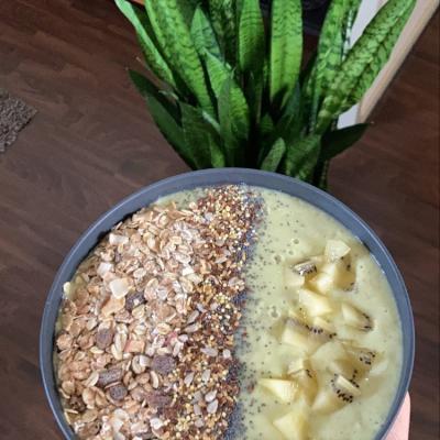 recept-smoothie-bowl-van-kiwi-banaan-en-avocado