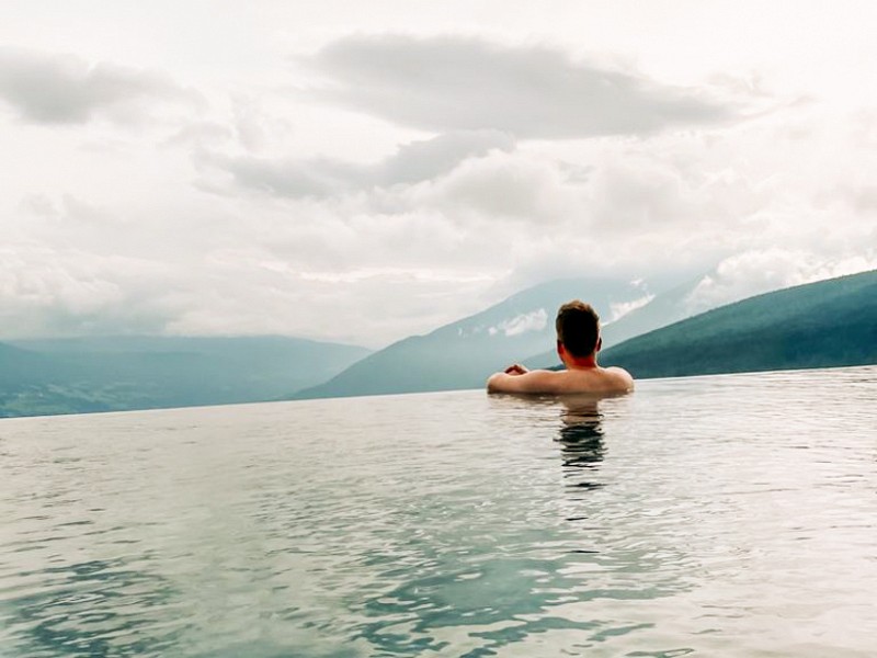 overnachten-droomhotel-ambet-met-infinity-pool-maranza-de-dolomieten