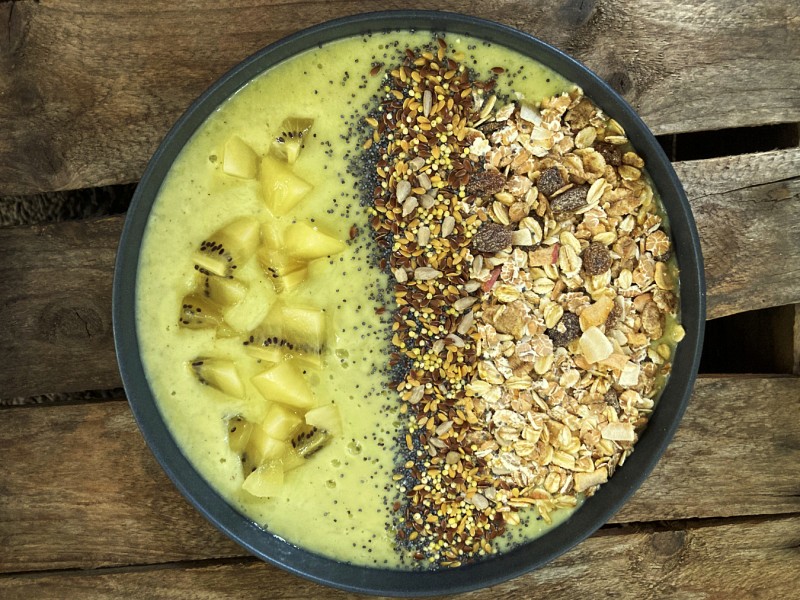 ontbijten-met-deze-smoothie-bowl-van-kiwi-banaan-en-avocado