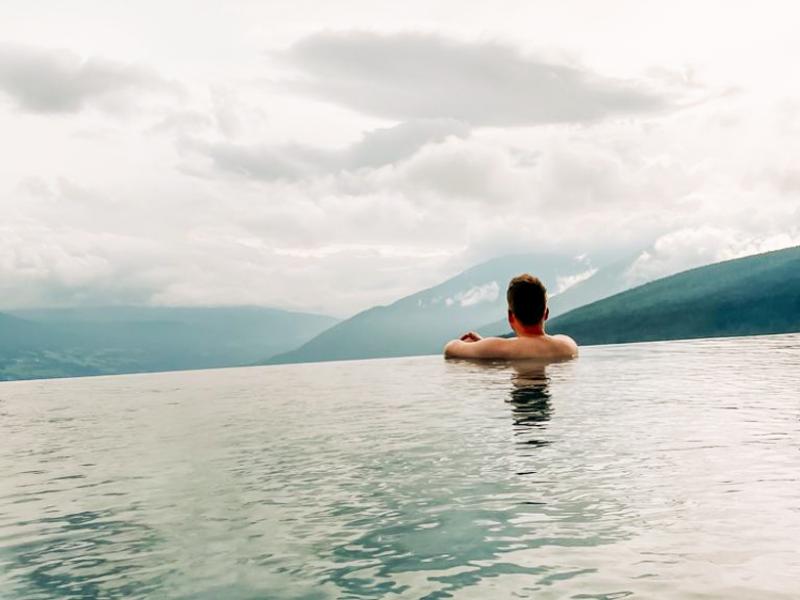 overnachten-droomhotel-ambet-met-infinity-pool-maranza-de-dolomieten