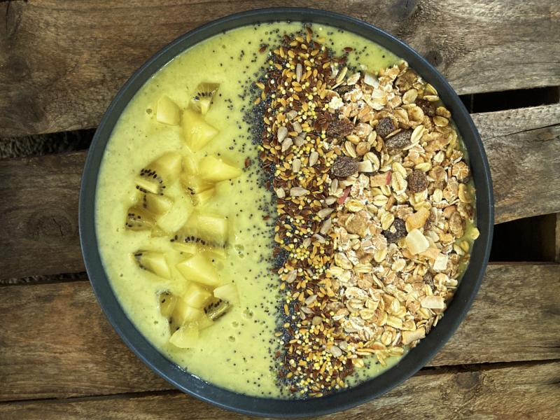 ontbijten-met-deze-smoothie-bowl-van-kiwi-banaan-en-avocado
