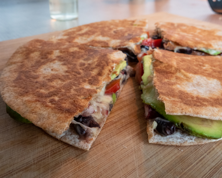 vegetarische-quesadilla-met-bonen-en-avocado